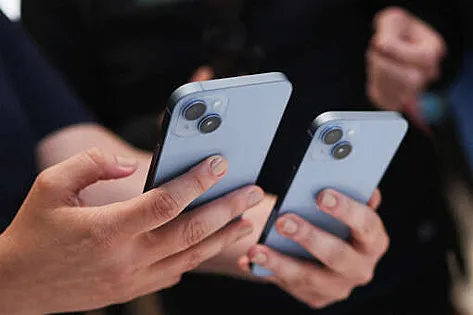 Bloomberg: Apple готовится разрешить скачивать приложения на iPhone из сторонних магазинов Об этом сообщает